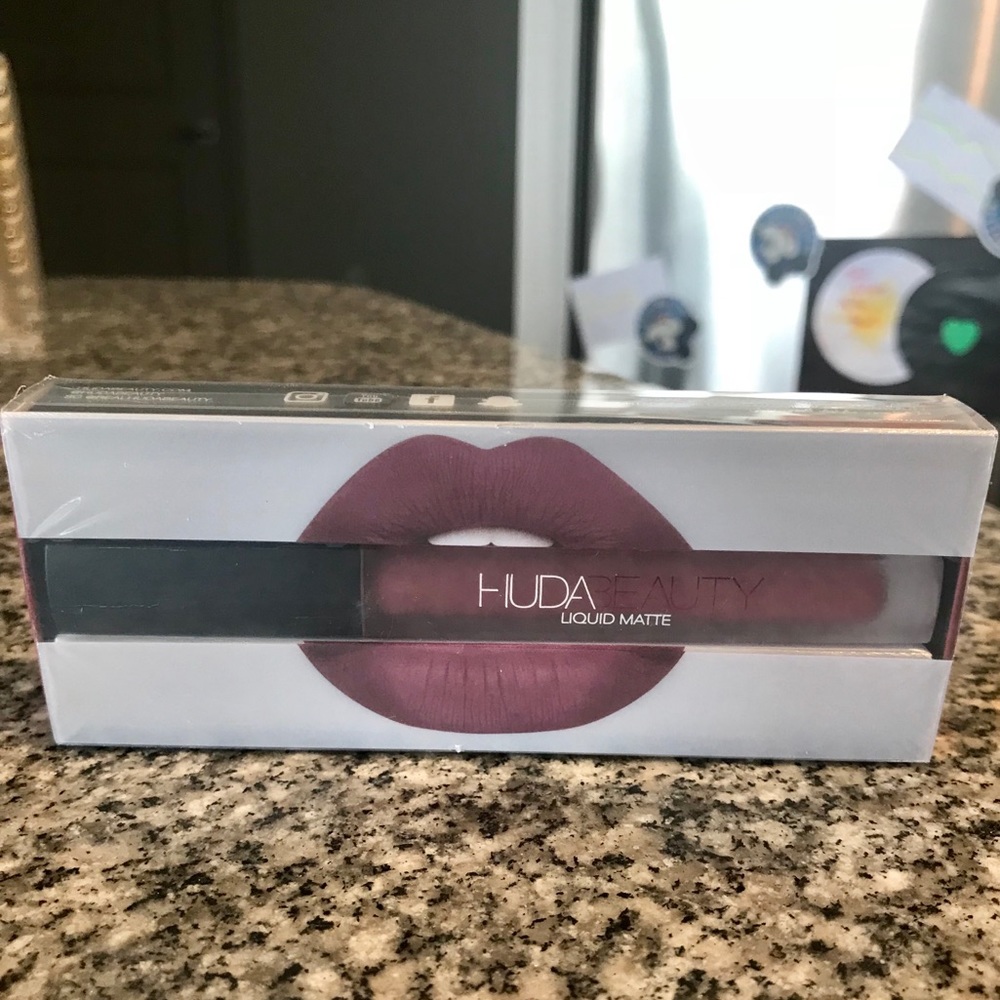 HUDA BEAUTY LIQUID MATTE LIPSTICK IN TROOHY WIFE
